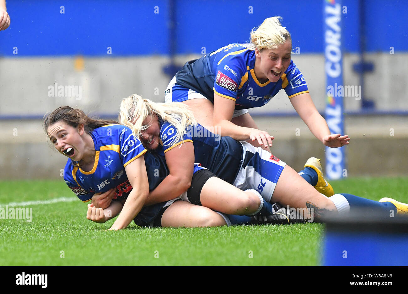 Leeds Rhinos" Fran Goldthorp feiert Scoring versuchen Sie zuerst, die ihr Team während der Coral Challenge Cup Halbfinale an der Universität Bolton Stadion. Stockfoto