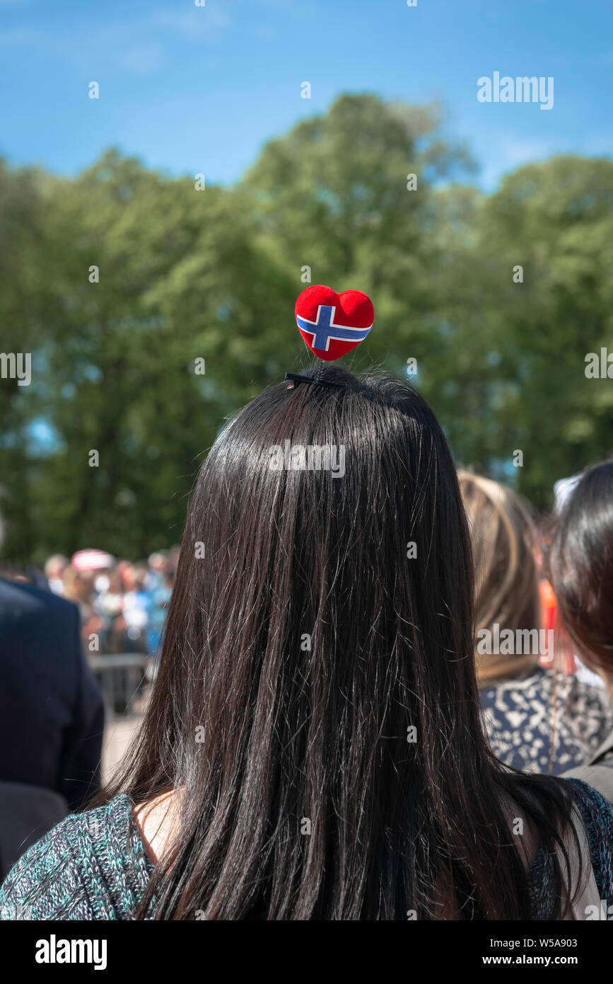 Norwegische Flagge, Rückansicht einer Frau, die einen deeligen Bopper in Form einer herzförmigen norwegischen Flagge am Nationalfeiertag in Oslo trägt. Stockfoto