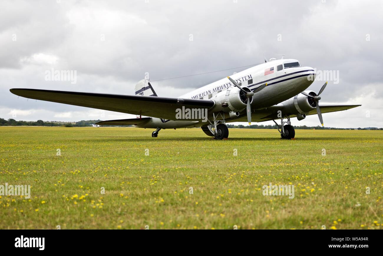Pan Am Douglas C-47B (N 877 MG) auf der Flightline am Flying Legends am 14. Juli 2019 am IWM, Duxford Stockfoto