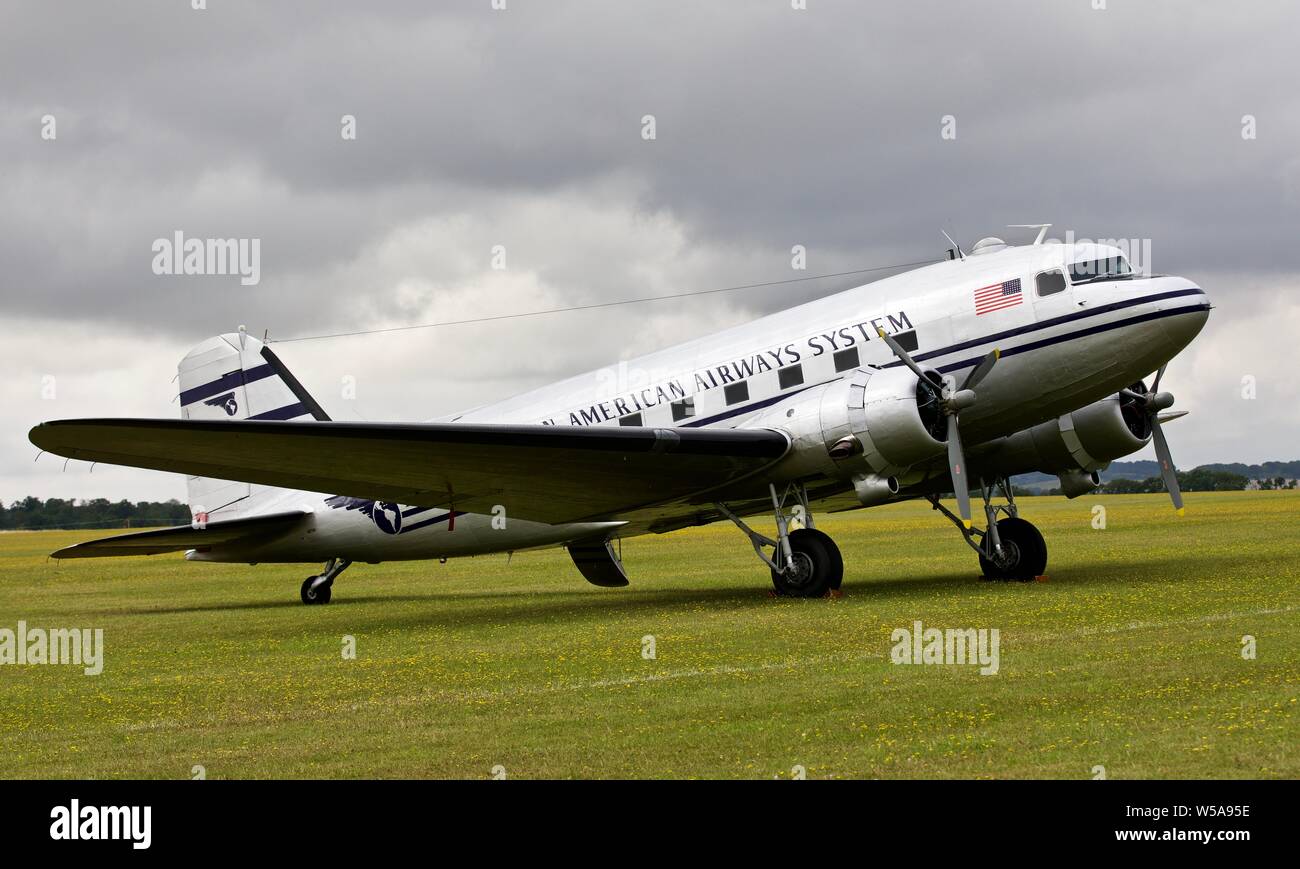 Pan Am Douglas C-47B (N 877 MG) auf der Flightline am Flying Legends am 14. Juli 2019 am IWM, Duxford Stockfoto