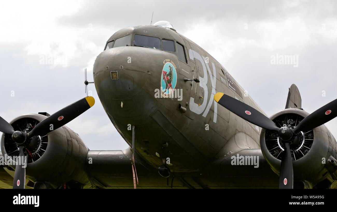 Aero Legenden C-47 EIN'N 473 DC' auf der Flightline am 2019 Flying Legends Airshow Stockfoto