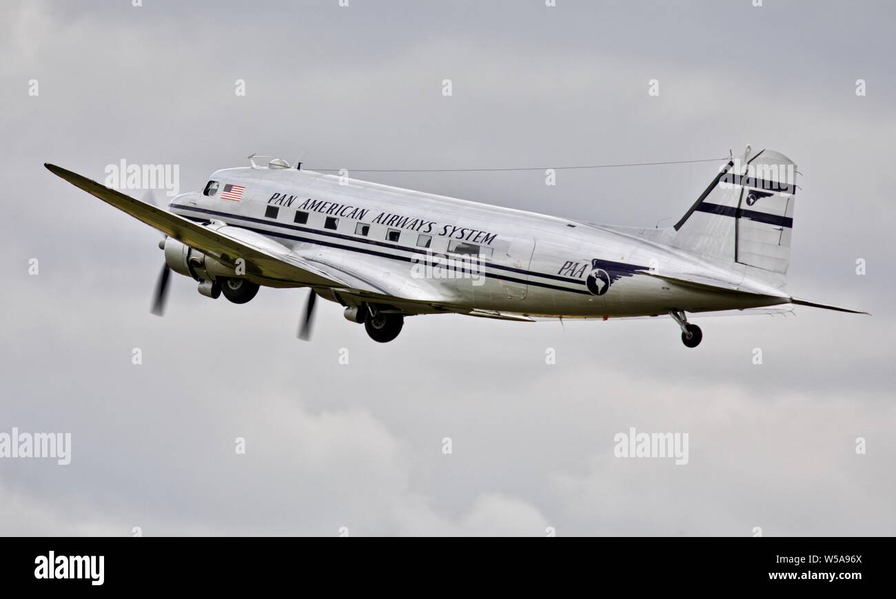 Pan Am Douglas C-47B (N Fliegen an der Flying Legends Airshow im Imperial War Museum, Duxford 877 MG) Am 14. Juli 2019 Stockfoto