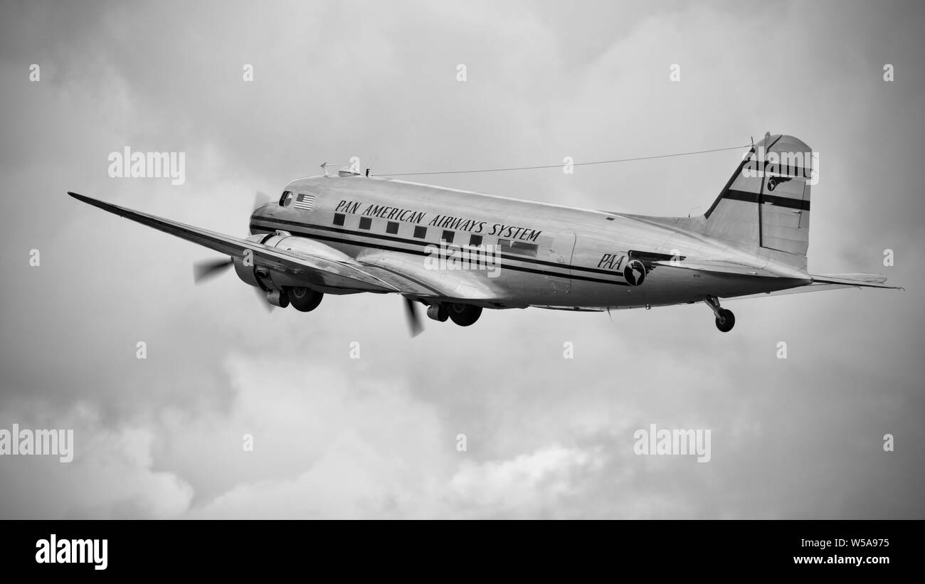 Pan Am Douglas C-47B (N Fliegen an der Flying Legends Airshow im Imperial War Museum, Duxford 877 MG) Am 14. Juli 2019 Stockfoto