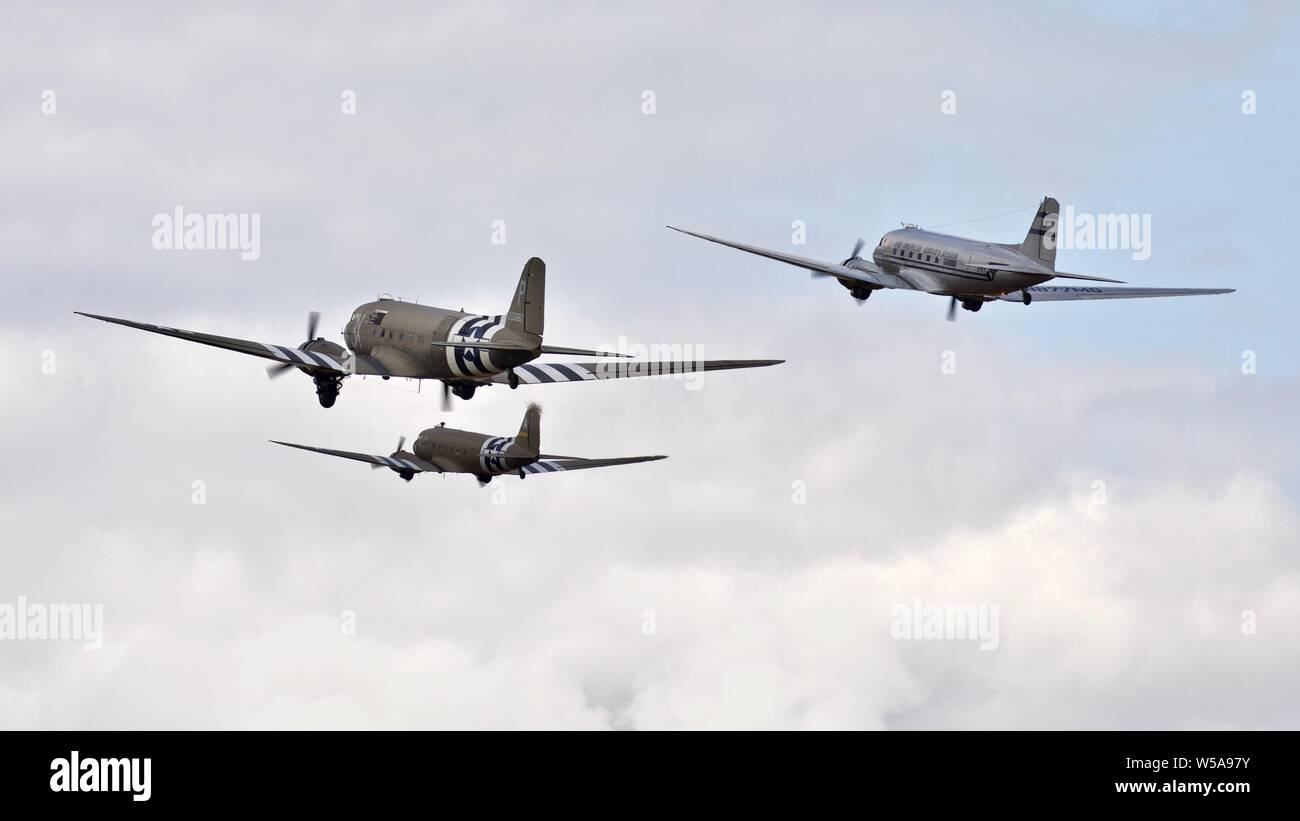 D-Day Tribut - drei C-47-s, die sich in der Ausbildung an der 2019 Flying Legends Airshow flying Stockfoto