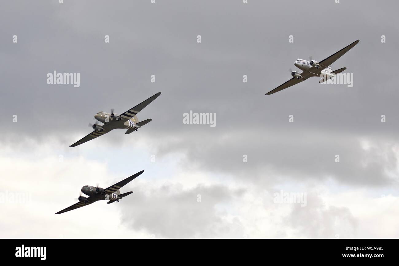 D-Day Tribut - drei C-47-s, die sich in der Ausbildung an der 2019 Flying Legends Airshow flying Stockfoto