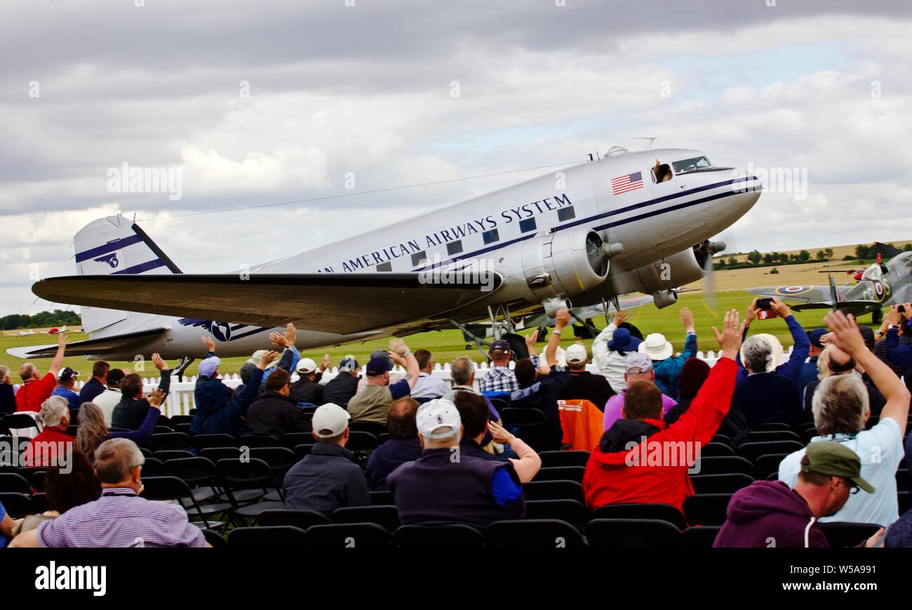 Pan Am Douglas C-47B (N 877 MG) Rollen letzten Zuschauer an der Flying Legends Airshow am IWM Duxford am 14. Juli 2019 Stockfoto