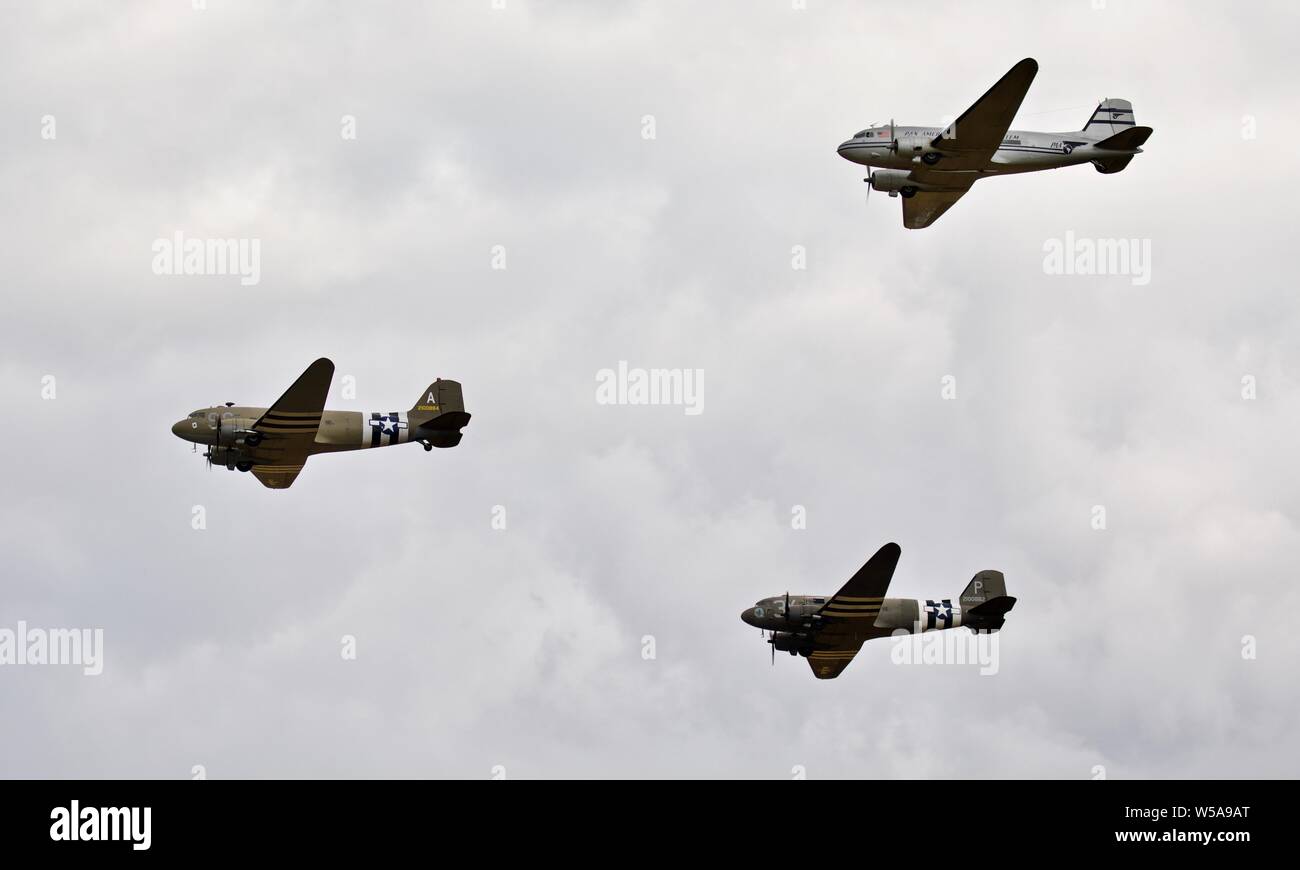 D-Day Tribut - drei C-47-s, die sich in der Ausbildung an der 2019 Flying Legends Airshow flying Stockfoto