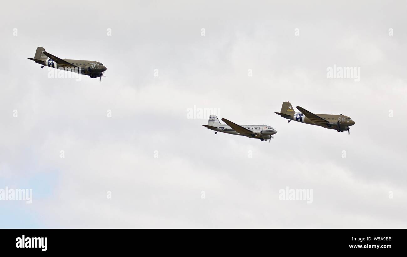 D-Day Tribut - drei C-47-s, die sich in der Ausbildung an der 2019 Flying Legends Airshow flying Stockfoto