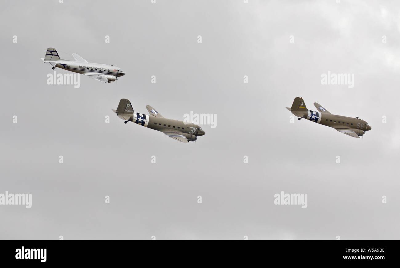 D-Day Tribut - drei C-47-s, die sich in der Ausbildung an der 2019 Flying Legends Airshow flying Stockfoto