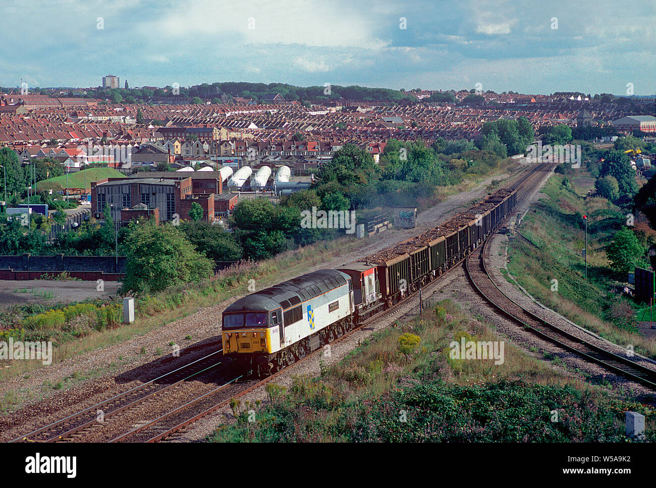 Eine Klasse 56 Diesellok Reihe 56053 arbeiten ein Güterzug geladen mit Altmetall, Narroways Hill Kreuzung in Bristol. 25. September 1993. Stockfoto