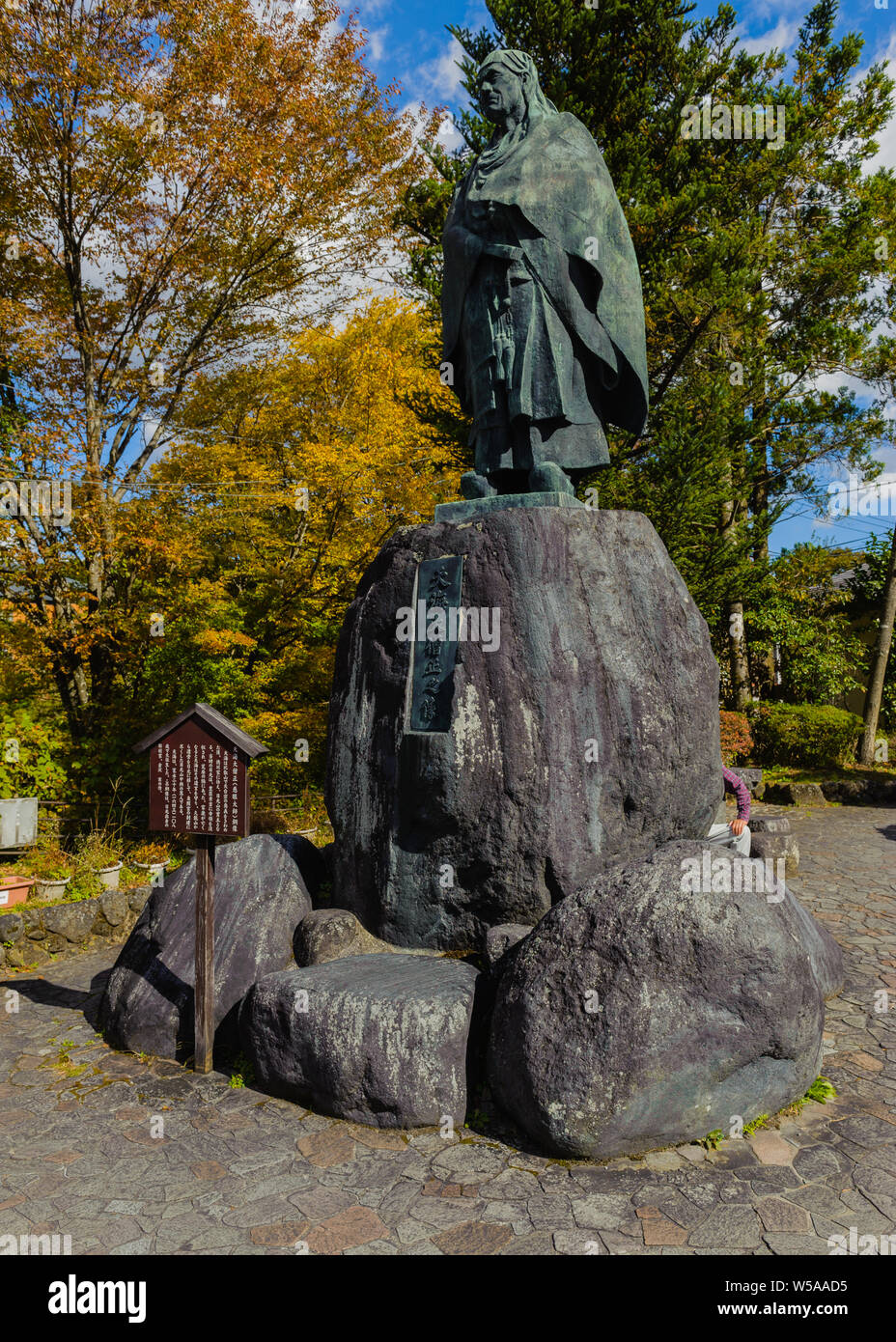 Statue des berühmten shinto Priester Shodo, die auf den Ersten der Fluss Daiyo-gawa mit Schlangen, Nikko Japan Oktober 2018 gekreuzt Stockfoto