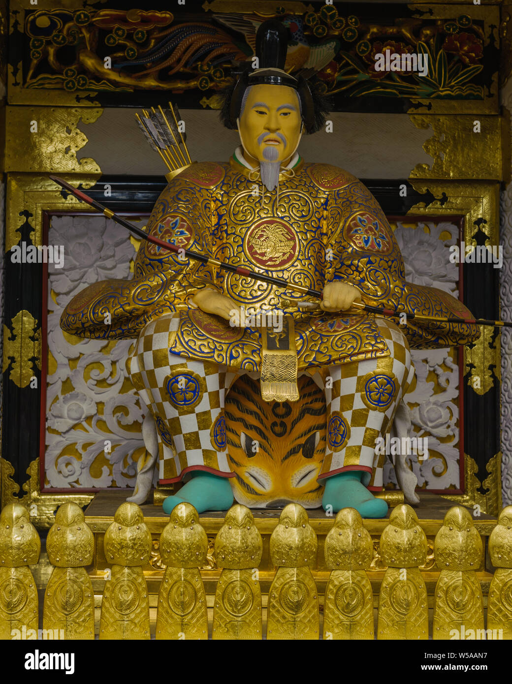 Statue von Samurai guard sitzen am Eingang Tor von Tosho-gu in Nikko in reiche goldene Rüstung mit Kunstwerken Details bedeckt, Japan, Oktober 2018 Stockfoto