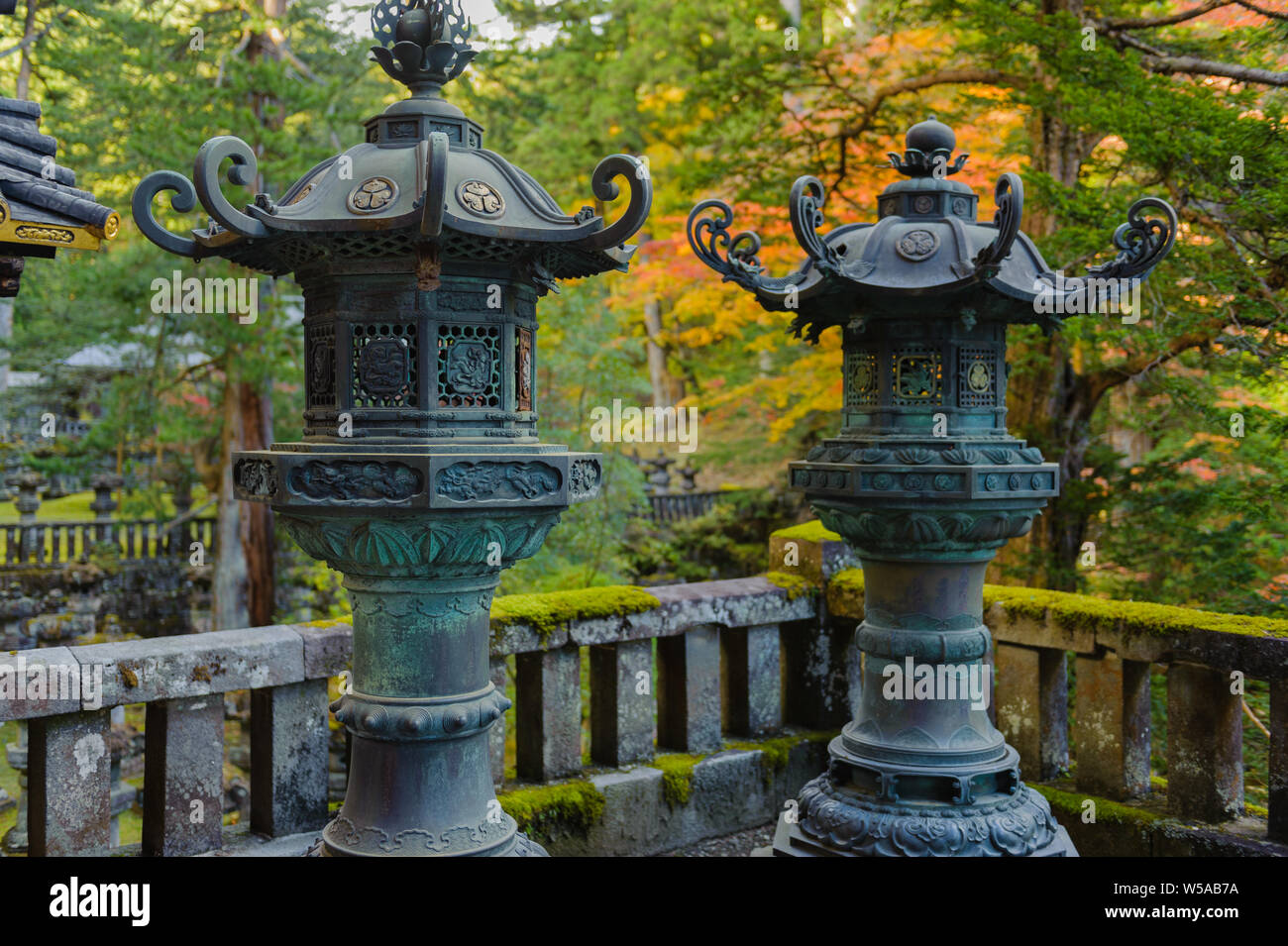 Traditionelle bronze Laternen in Nikkos Tosho-gu Tempel mit wunderbaren Details der klassischen Kunstwerken, Japan, Oktober 2018 Stockfoto