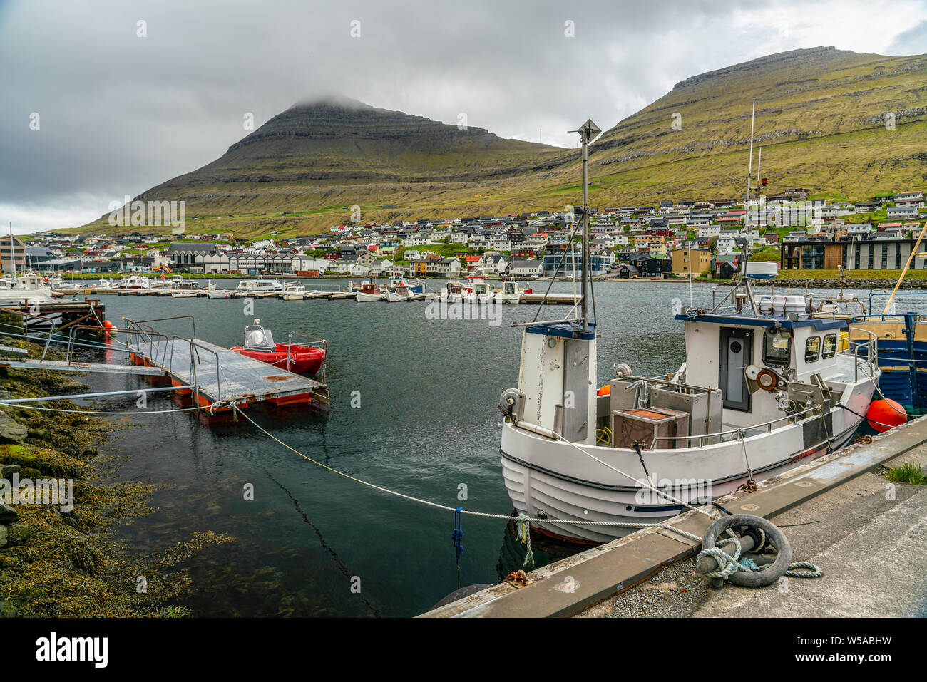 Boote in einem Hafen in Klaksvik, bordoy Island, Färöer Inseln Stockfoto