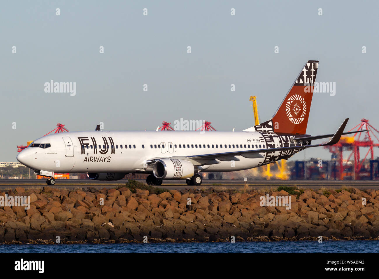 Fidschi Airways Boeing 737 Airliner DQ-Fjm auf der Start- und Landebahn am Flughafen Sydney. Stockfoto