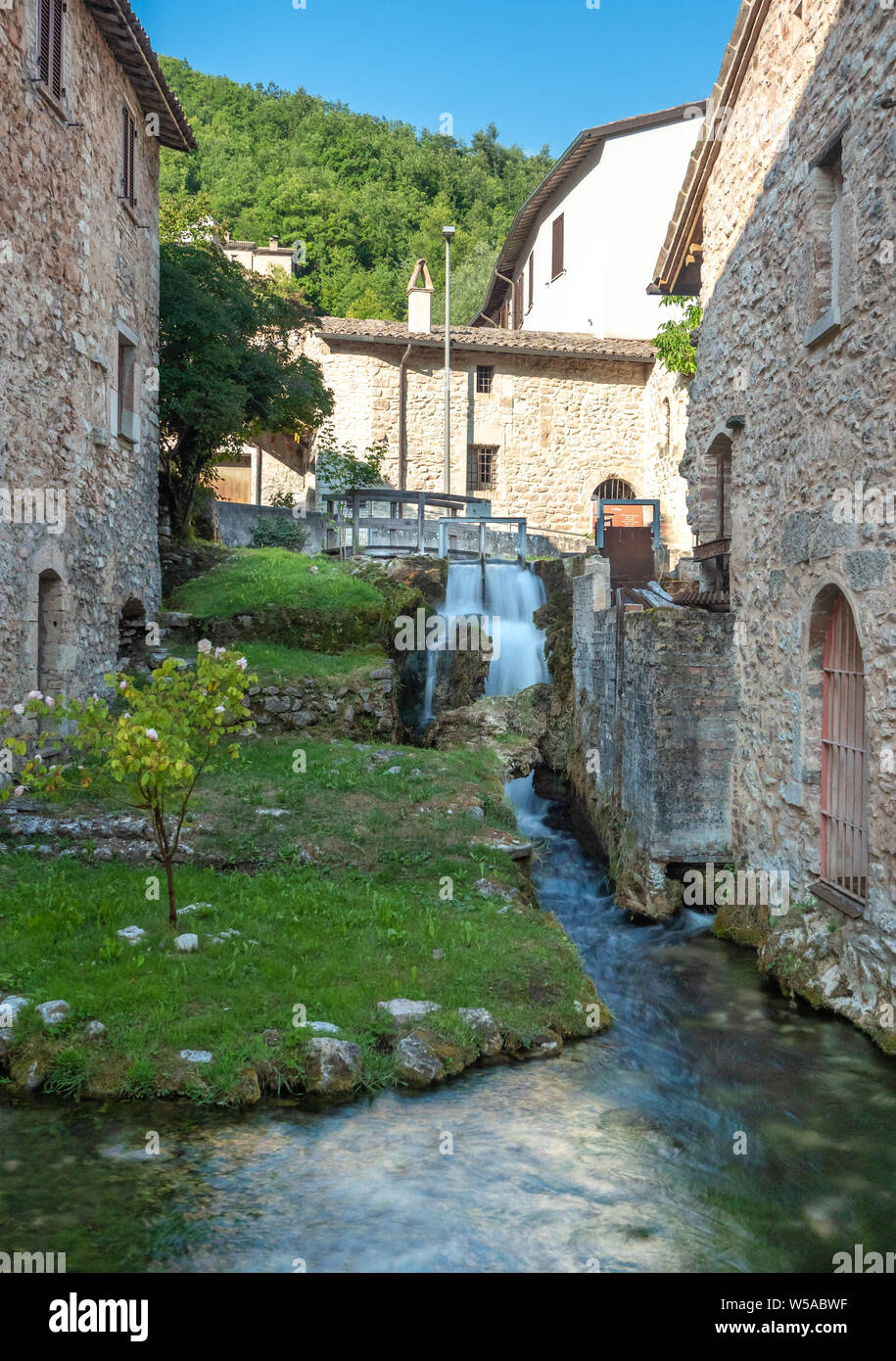 Rasiglia (Italien) - Eine sehr kleine Stein Stadt im Herzen der Region Umbrien, genannt "Dorf der Streams' oder 'Klein Venedig' für die Torrent und Wasserfall Stockfoto