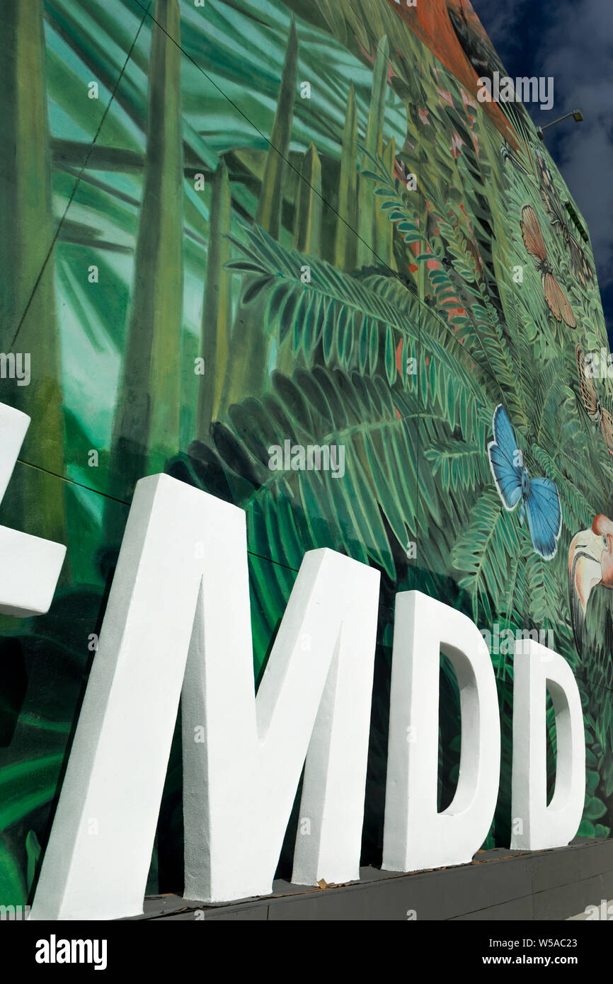 MDD-ZEICHEN (© SB ARCHITEKTEN 2018) UND JUNGLE WANDBILD 2 X 4 PLAZA MIAMI DESIGN DISTRICT Miami Florida USA Stockfoto