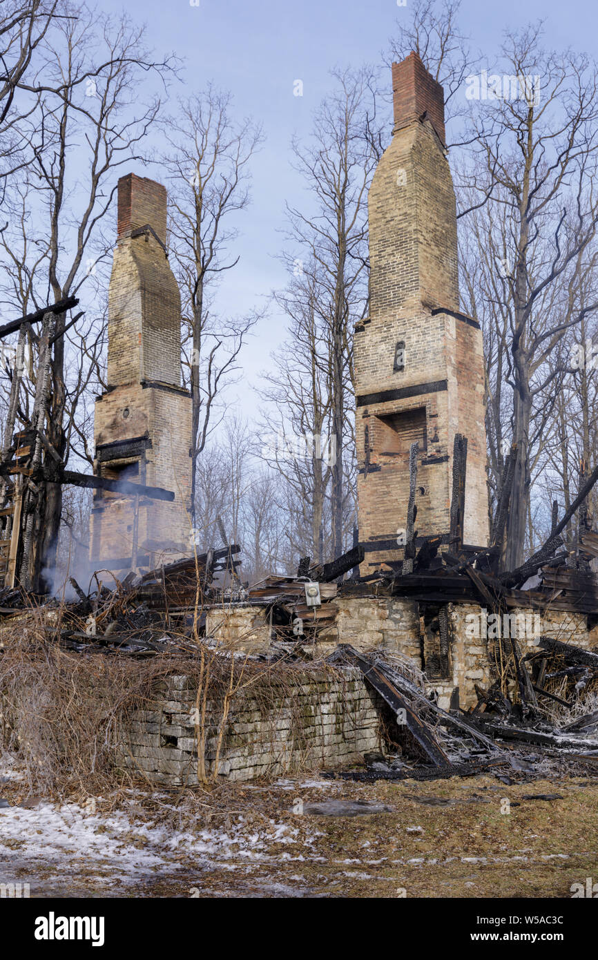 Nach einem 2019 Feuer, das in einem historischen Gebäude zerstört, einer ehemaligen Taverne und Dance Hall, an der King's Highway (Route 5) in der Nähe von St. Johnsville, in t Stockfoto