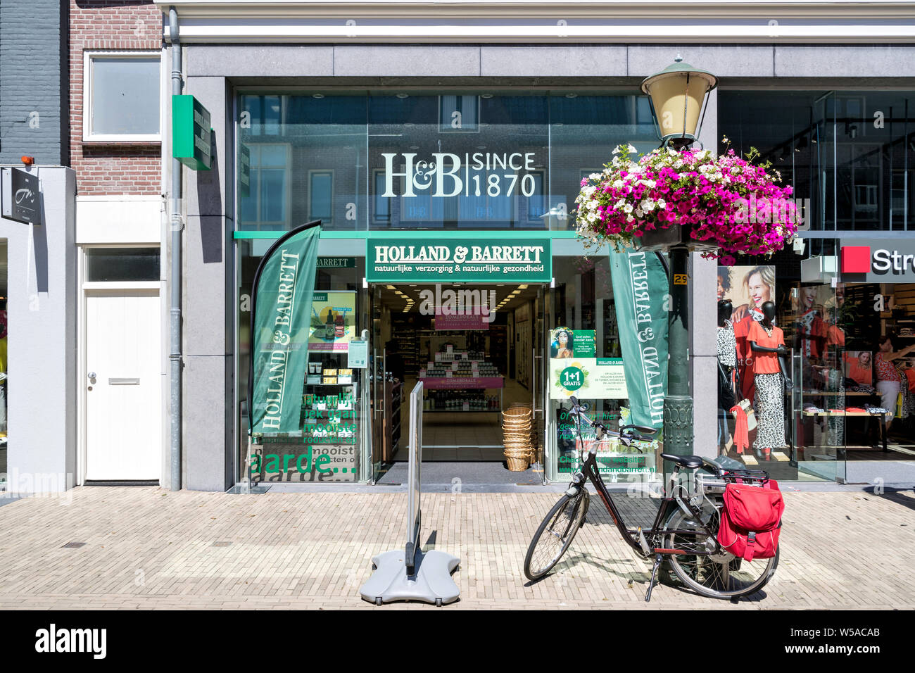 Holland & Barrett store in Wassenaar, Niederlande. Holland & Barrett ist eine Kette von Naturkostläden mit über 1.300 Filialen in 16 Ländern. Stockfoto