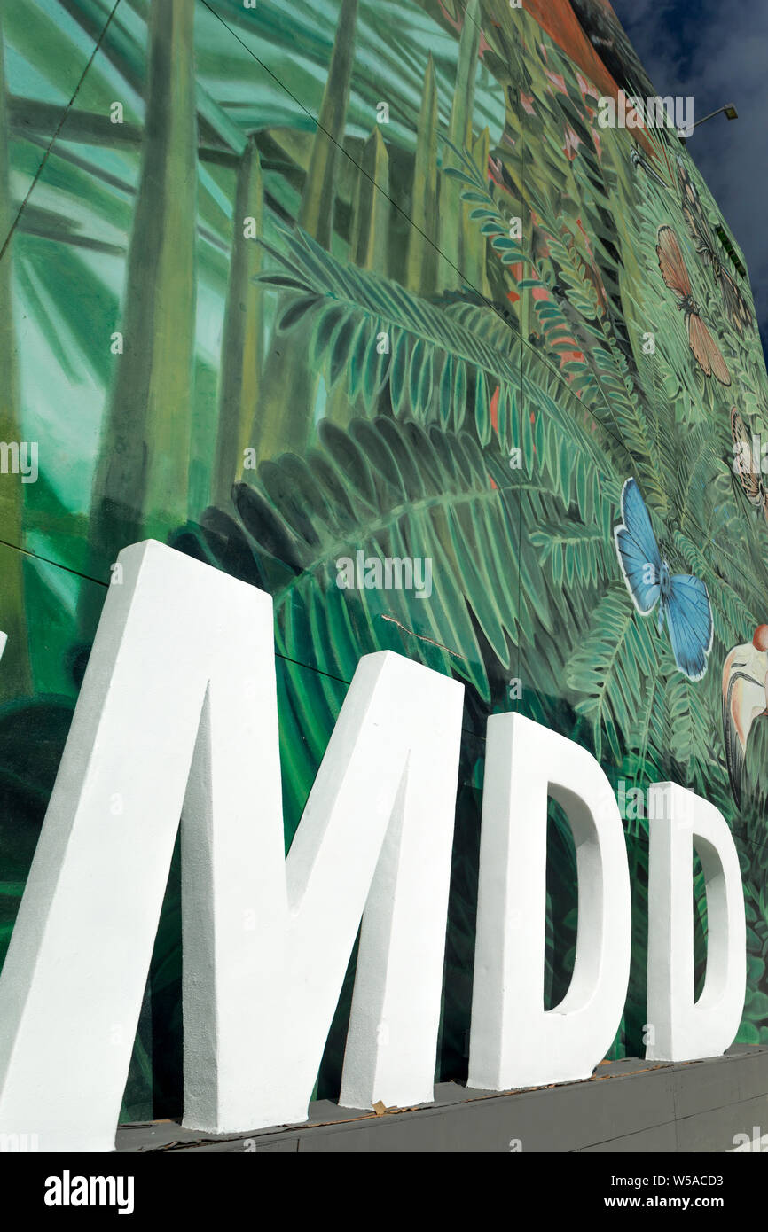 MDD-ZEICHEN (© SB ARCHITEKTEN 2018) UND JUNGLE WANDBILD 2 X 4 PLAZA MIAMI DESIGN DISTRICT Miami Florida USA Stockfoto