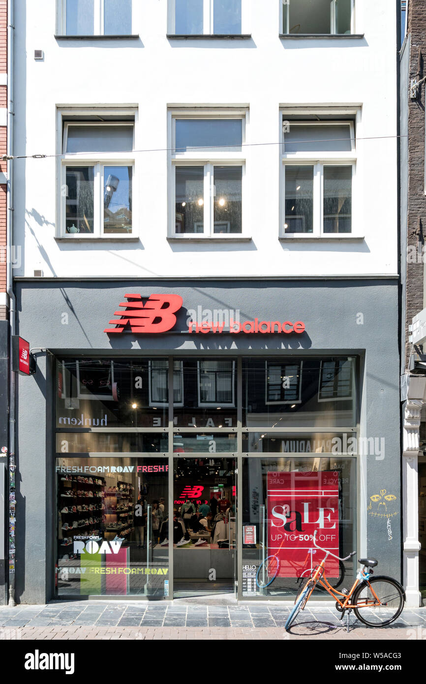 New Balance Shop in Amsterdam, Niederlande. New Balance Athletik (NB) ist  eine der wichtigsten Sportarten der Welt Schuhe und Bekleidung Hersteller  Stockfotografie - Alamy