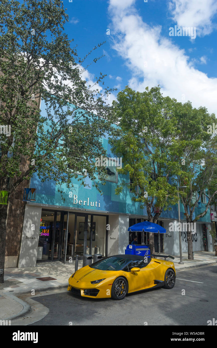 LAMBORGHINI HURACAN (© AUTOMOBILI LAMBORGHINI SPA 2014) © BERLUTI BERLUTI STORE (2018) NE 40 TH STREET MIAMI DESIGN DISTRICT Miami Florida USA Stockfoto