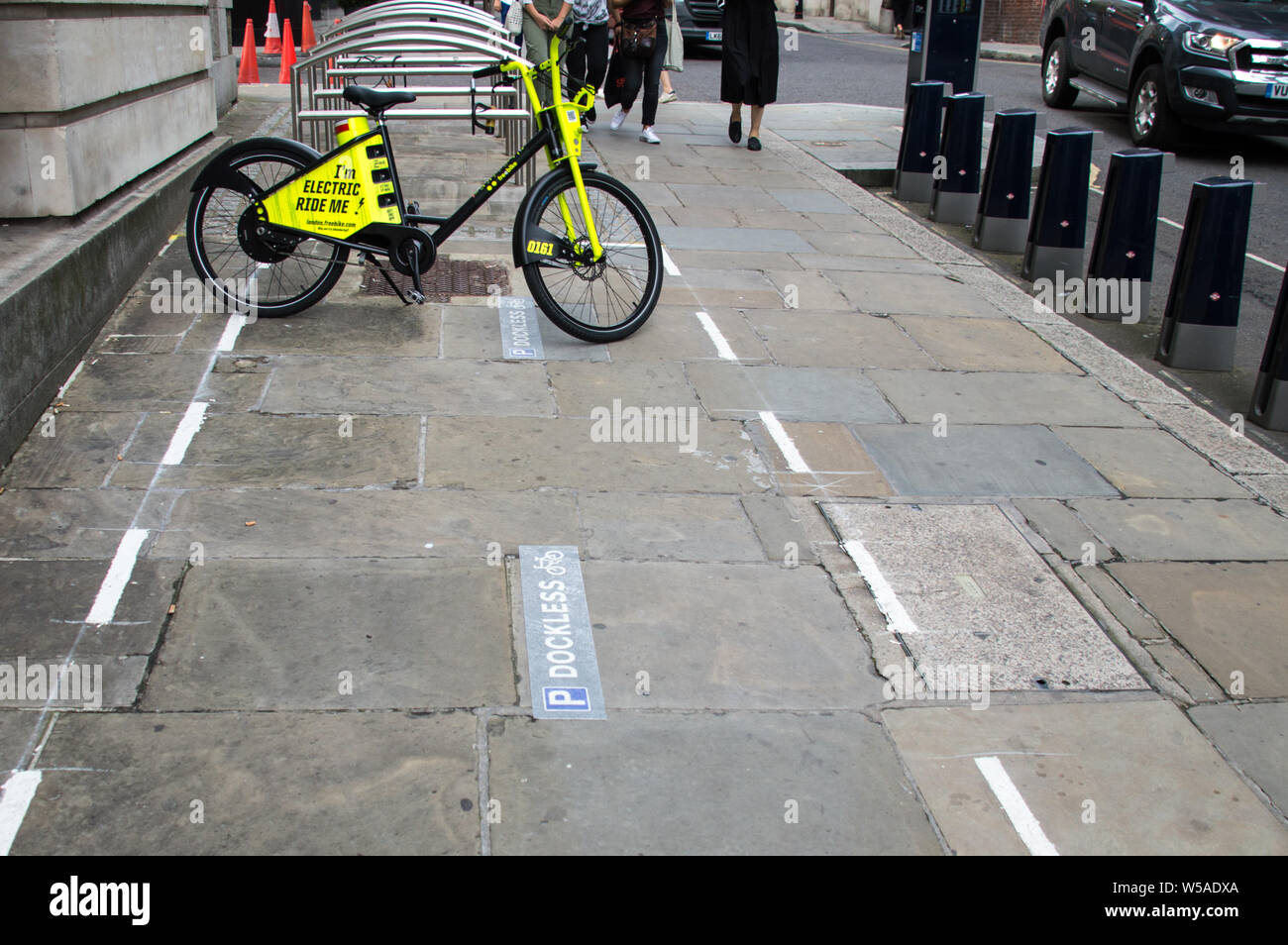 E-Bike / E-Bike in London in der Anlegestelle geparkt Stockfoto