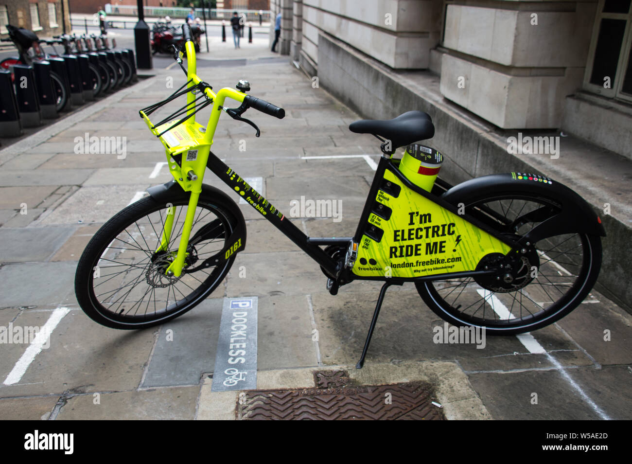 E-Bike / E-Bike in London in der Anlegestelle geparkt Stockfoto
