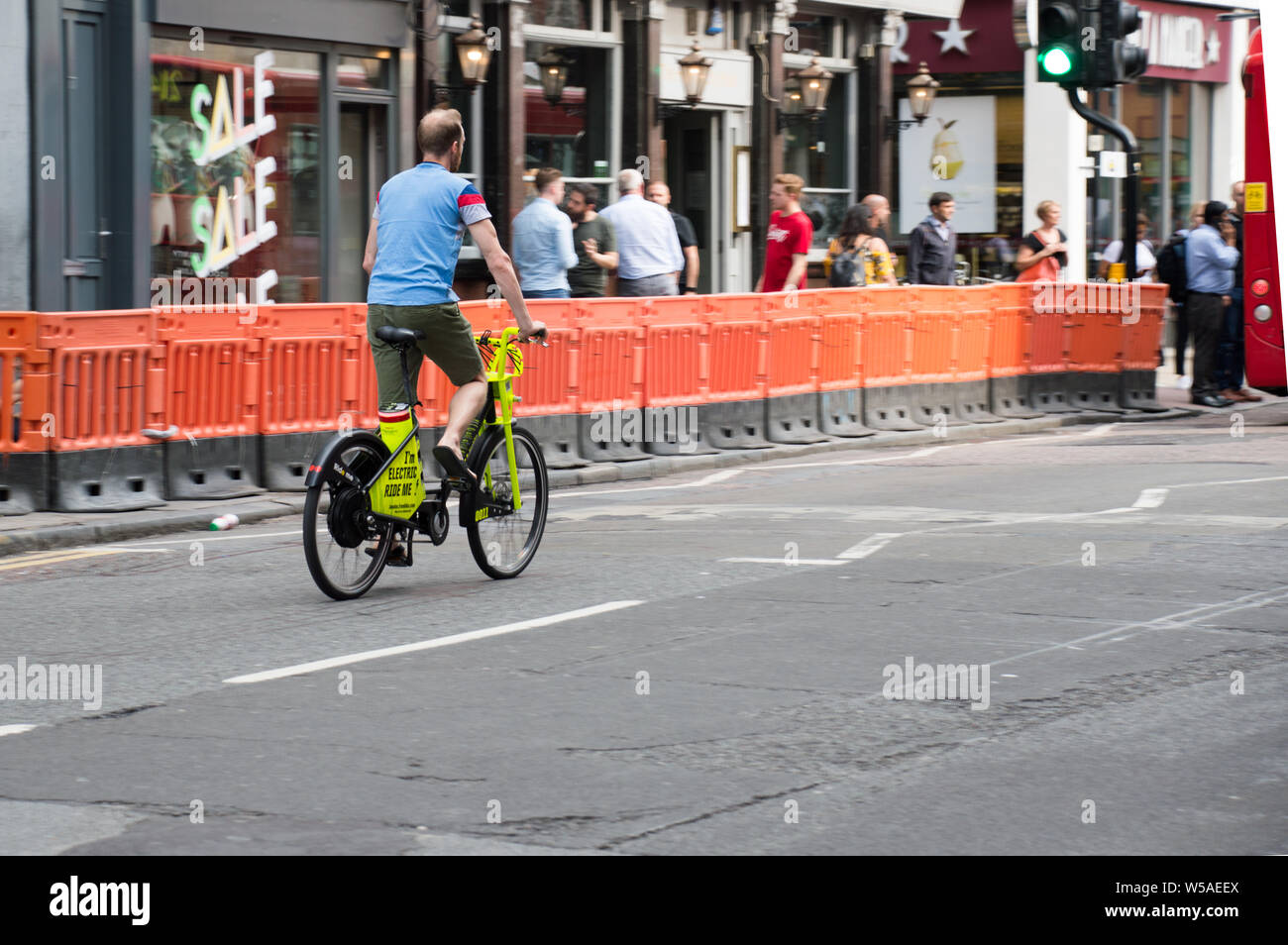 Erwachsene Mann reiten Freeride london Fahrrad an der alten Straße Stockfoto