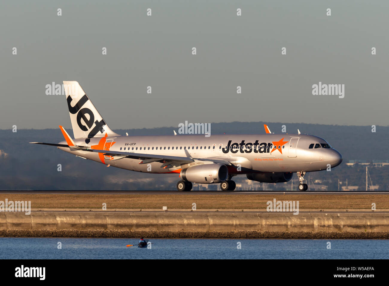 Jetstar Airways Airbus A320 zweimotorige Flugzeuge am Flughafen Sydney. Stockfoto