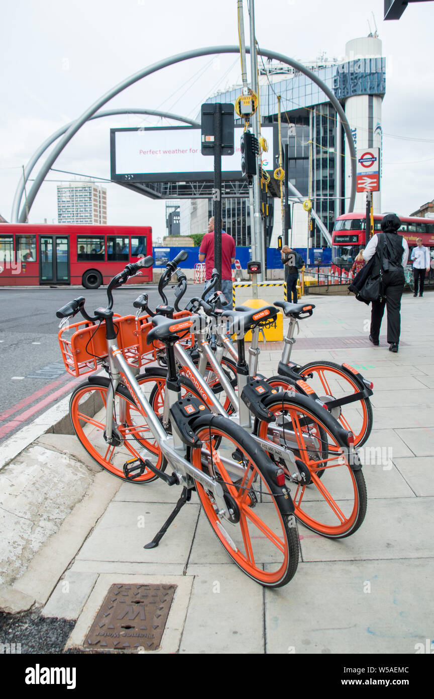 Mitfahrzentrale MoBike auf der Plattform in London Old Street Station geparkt Stockfoto