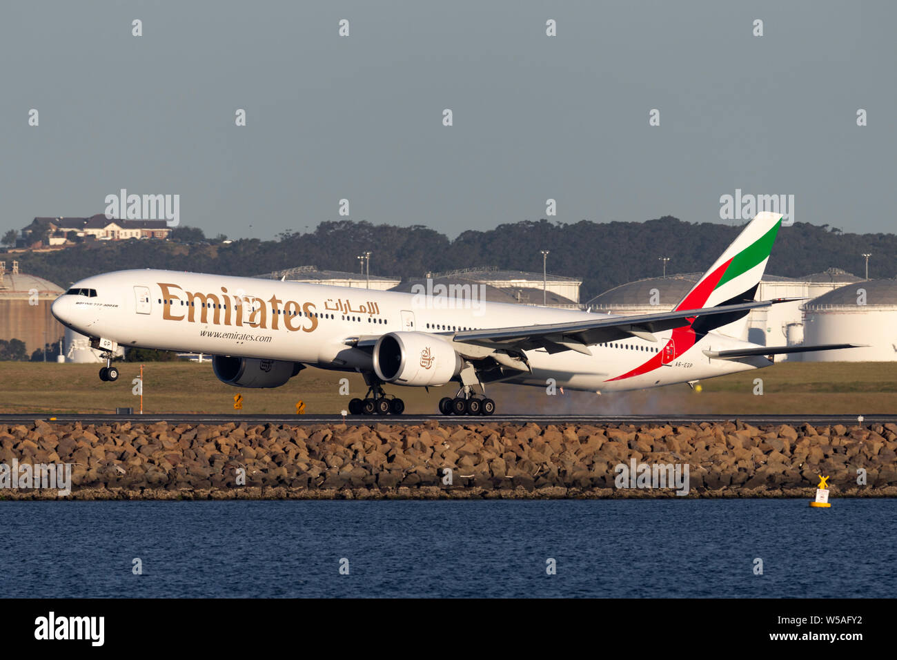 Emirates Boeing 777-Flugzeuge der Landung am Flughafen Sydney. Stockfoto