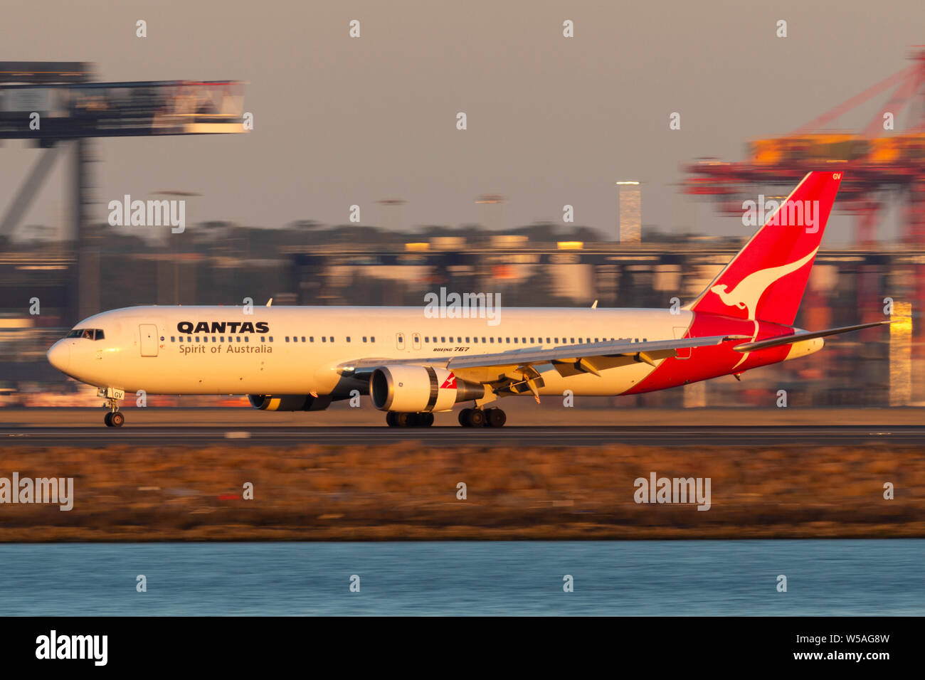 Qantas Boeing 767 airliner Landung am Flughafen Sydney. Stockfoto