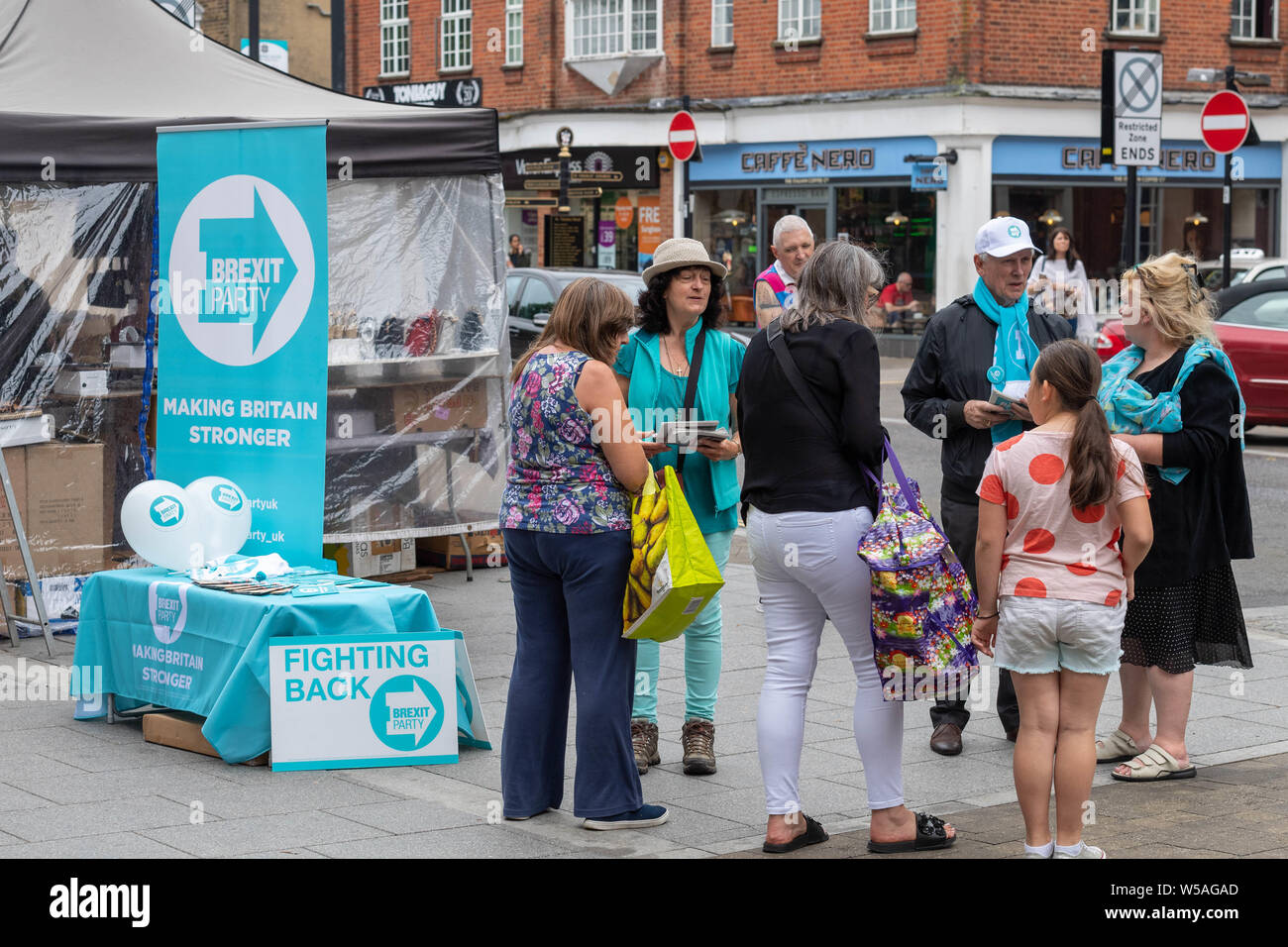 Brentwood Essex 27. Juli 2019 Die Brexit Party Action Day; Ein in Brentwood High Street stall Bekanntmachung des Brexit Partei Credit Ian Davidson/Alamy leben Nachrichten Stockfoto