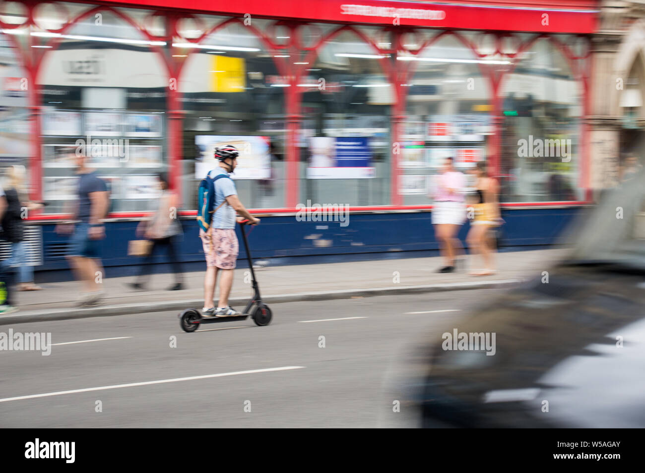 Elektroroller / e Scooter Film Bild von erwachsenen männlichen Reiten in London Stockfoto