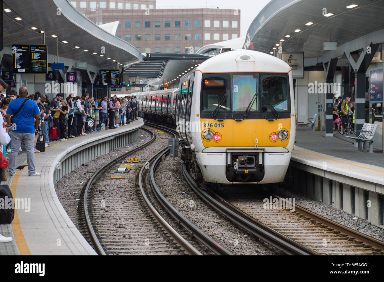 Südöstlicher Zug auf der Londoner Brückenstation mit Passagieren auf beiden Seiten des Bahnsteigs Stockfoto