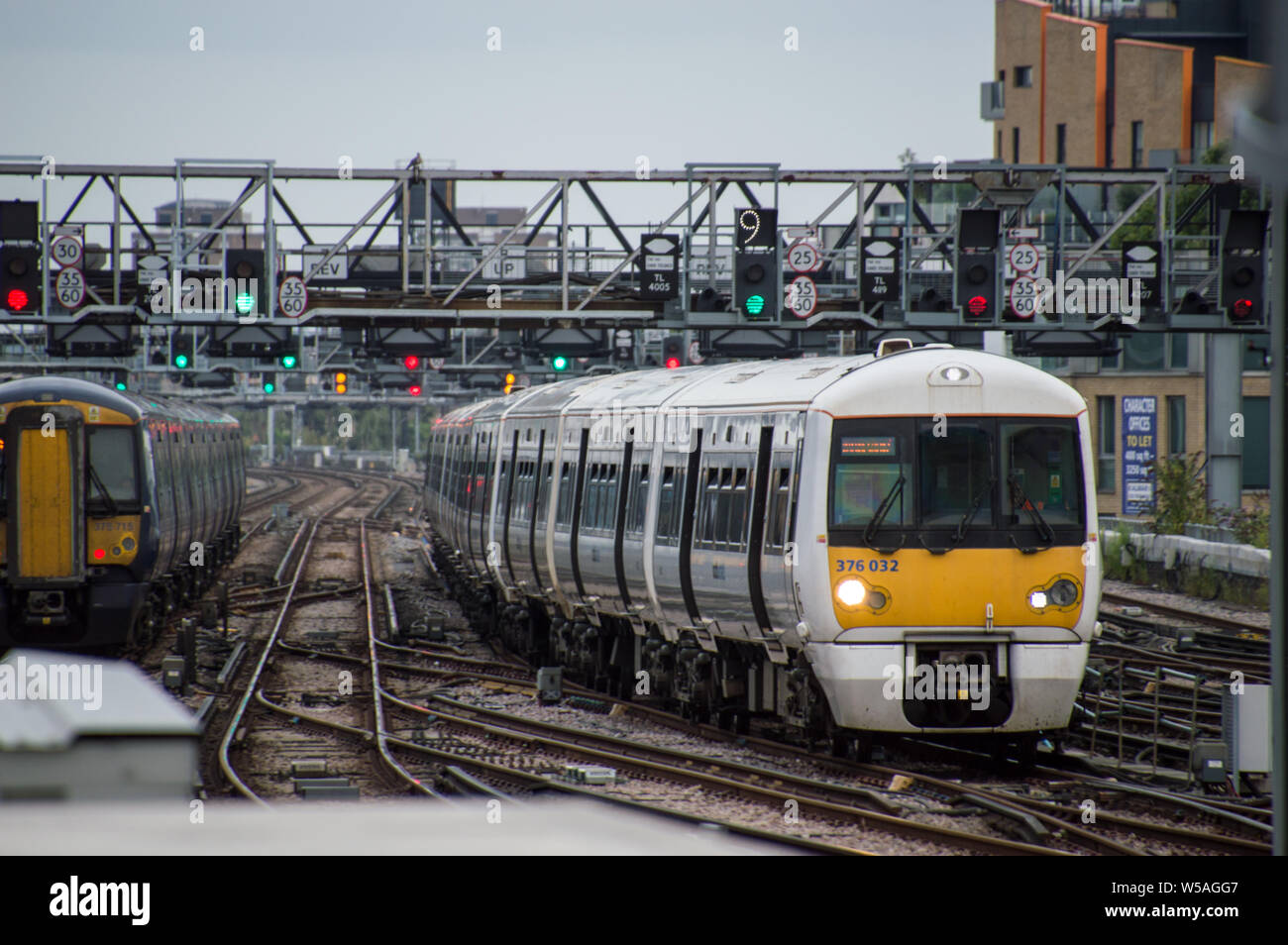 Ein südöstlicher Zug, der in die Londoner Bridge Station einfährt Stockfoto