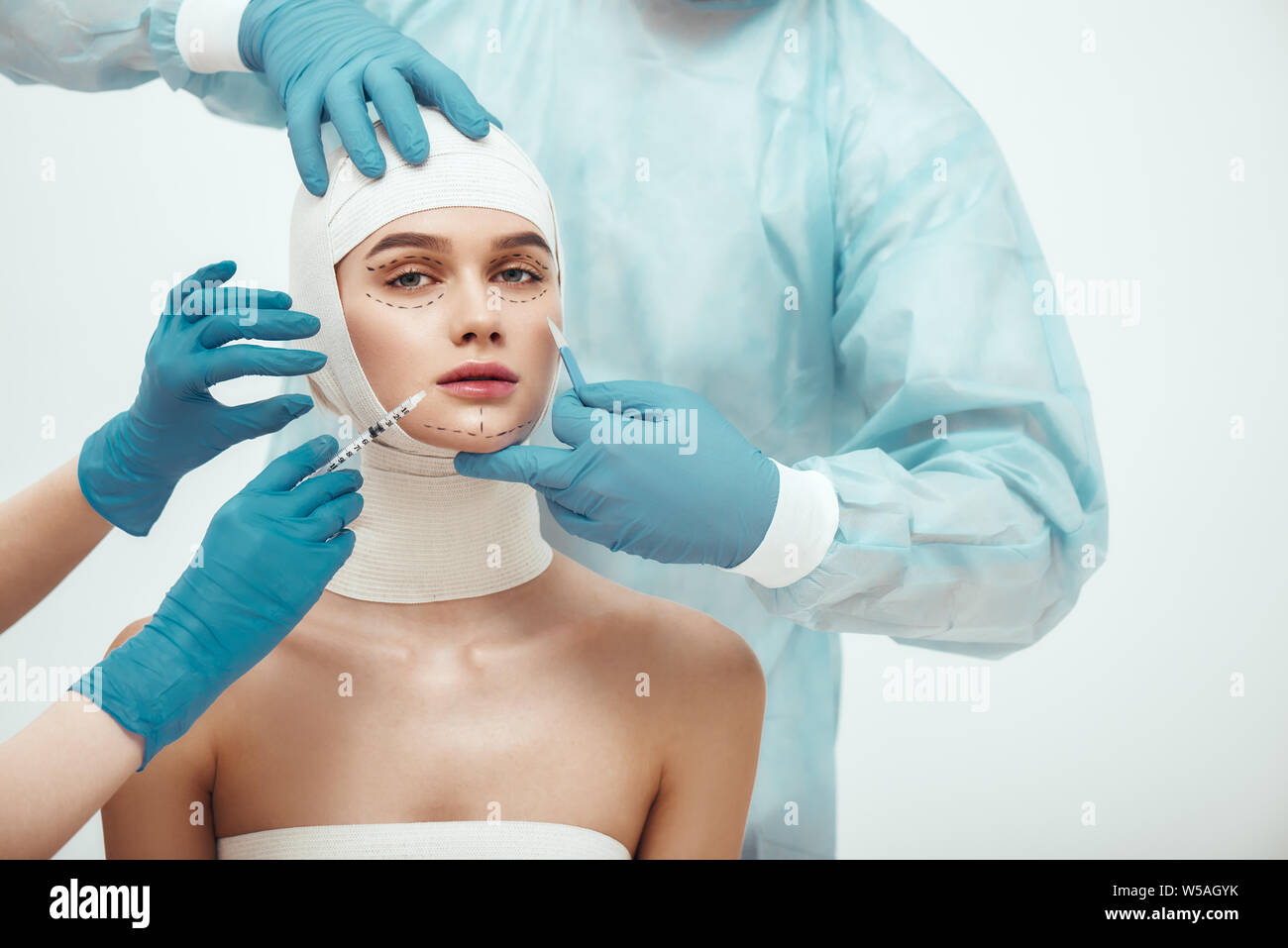 Врач делающий пластическую операцию. Врач делающий пластическую операцию. Реконструктивная пластическая хирургия. Пластическая хирургия. Пластическая операция бинты.