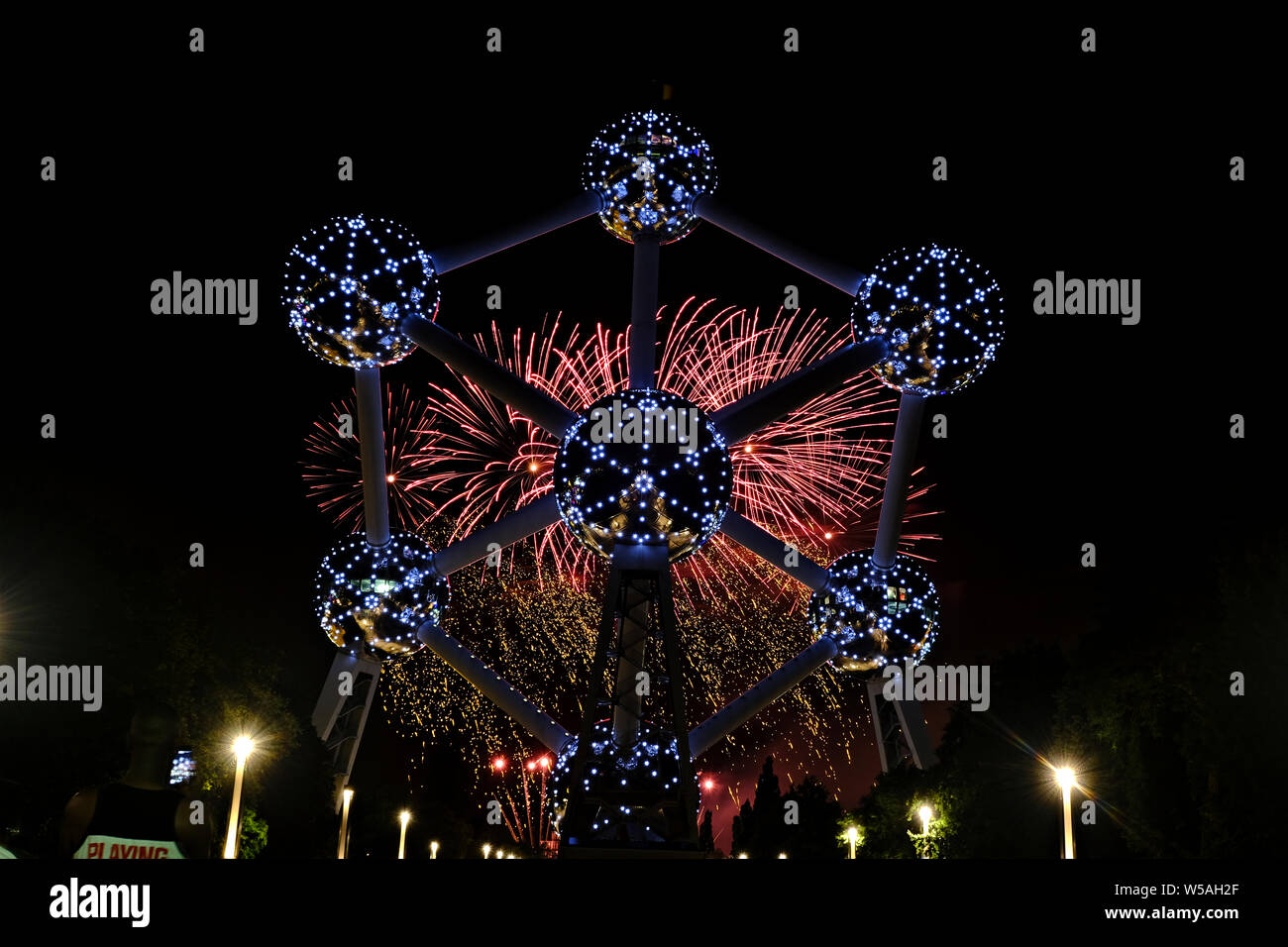 Brüssel, Belgien. 26. Juli 2019. Feuerwerk während der "Erklärung von Laeken Feuerwerk Spektakuläre' auf der Rückseite des Atomiums explodieren. Credit: ALEXANDROS MICHAILIDIS/Alamy leben Nachrichten Stockfoto