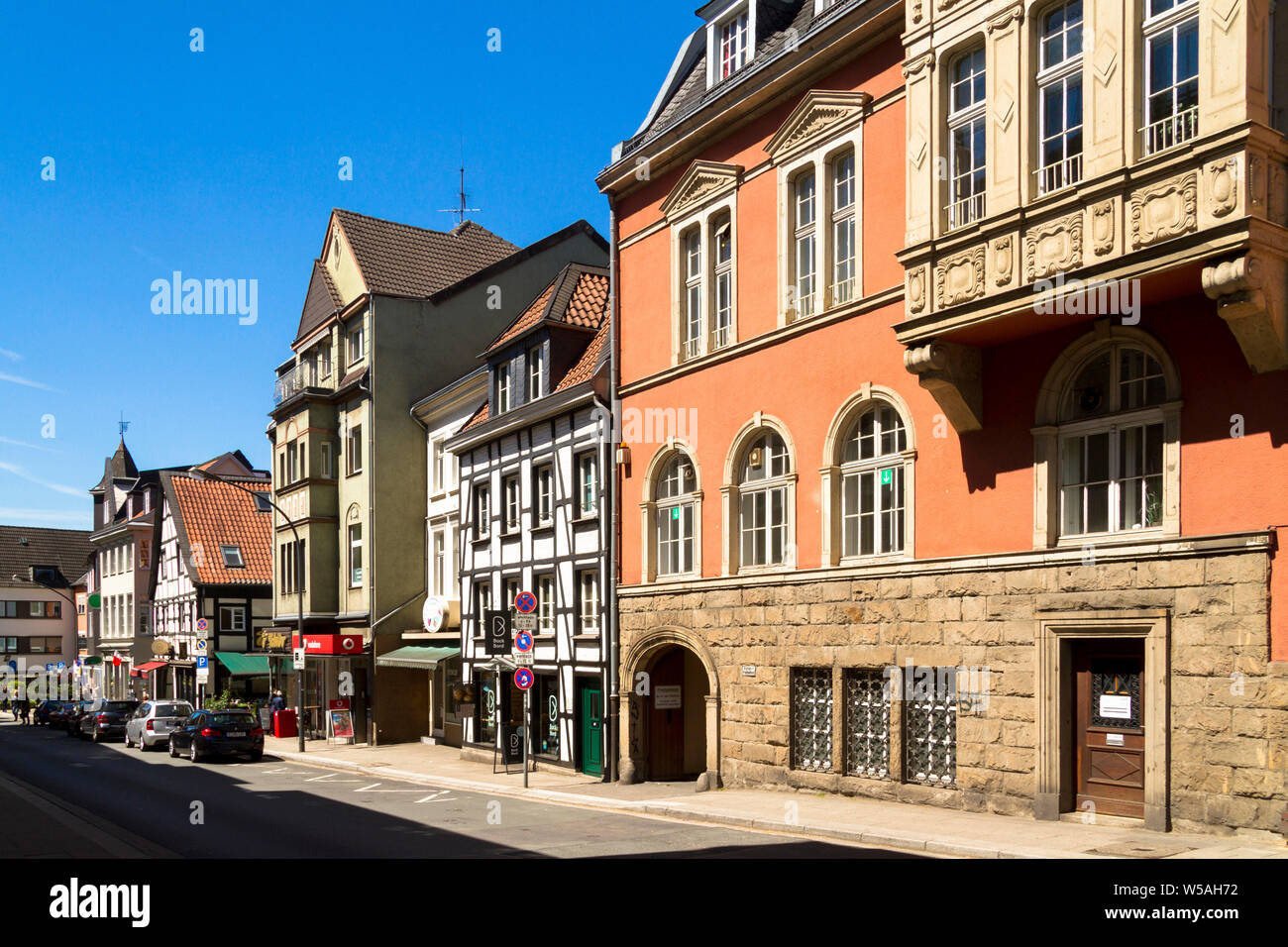 Auf der rechten Seite das Alte Rathaus auf dem Marktplatz im Stadtteil Werdener, Häuser auf dem Brueckstreet, Essen, Ruhrgebiet, Deutschland. Rechts das Alte Ra Stockfoto