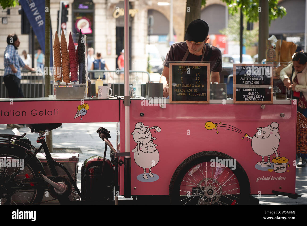 London, UK - Juli, 2019. Ein Eis Warenkorb Verkauf italienische Gelato in eine Straße im Zentrum von London. Stockfoto