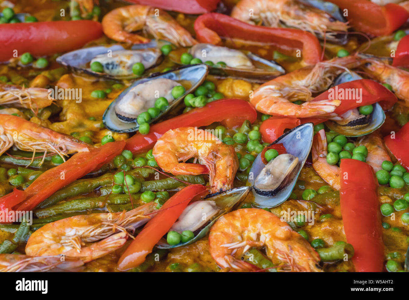 Spanische Paella in der Pfanne braten mit Muscheln, Garnelen und Gemüse. Meeresfrüchte Paella Hintergrund Nahaufnahme Stockfoto