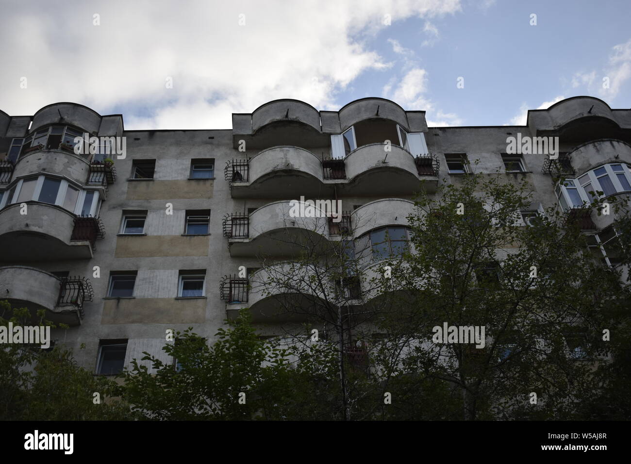 Alte rumänische Gebäude von Cluj Napoca Schuß an einem sonnigen Tag Stockfoto