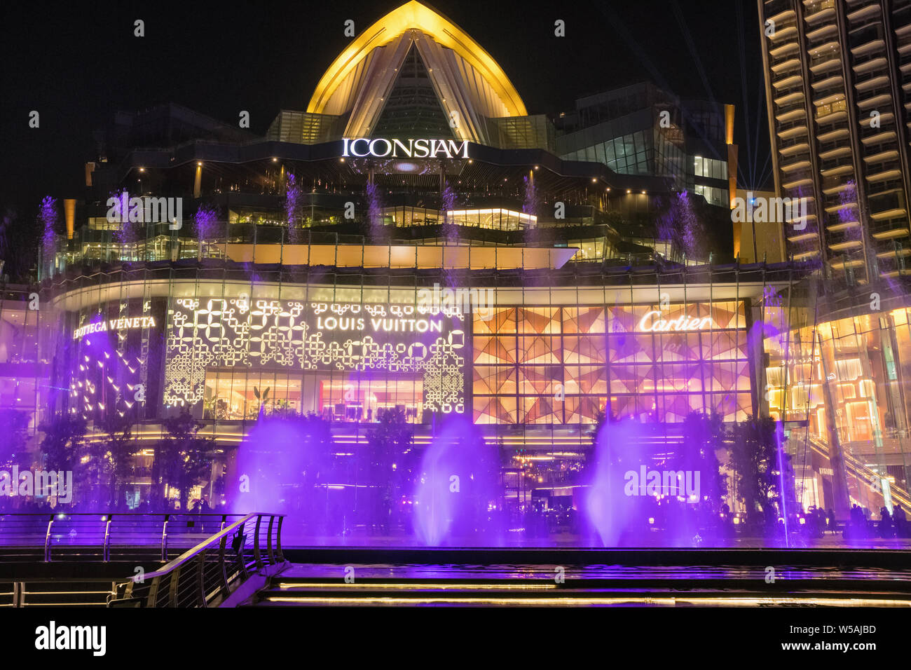 Bangkok, Thailand - 5. März 2019: Multimedia springbrunnenshow Iconsiam, modernen Luxus Shopping Mall auf dem Chao Phraya in Bangkok. Stockfoto