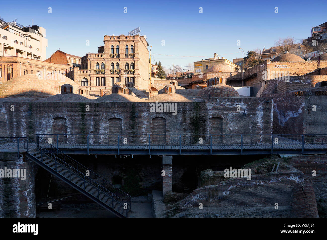 Fassaden und Kuppeldächern der königlichen Badehaus in der abanotubani Bereich. Altstadt, Tiflis, Georgien, Kaukasus, Eurasien Stockfoto