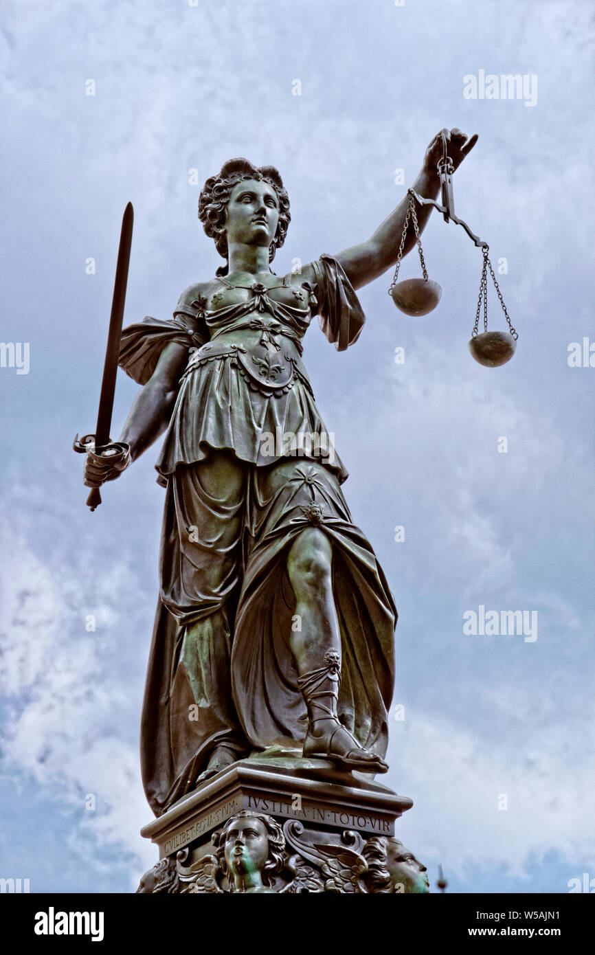 Dame Justiz Springbrunnen Statue am Römerberg in der Altstadt von Frankfurt am Main, Hessen, Deutschland. Stockfoto