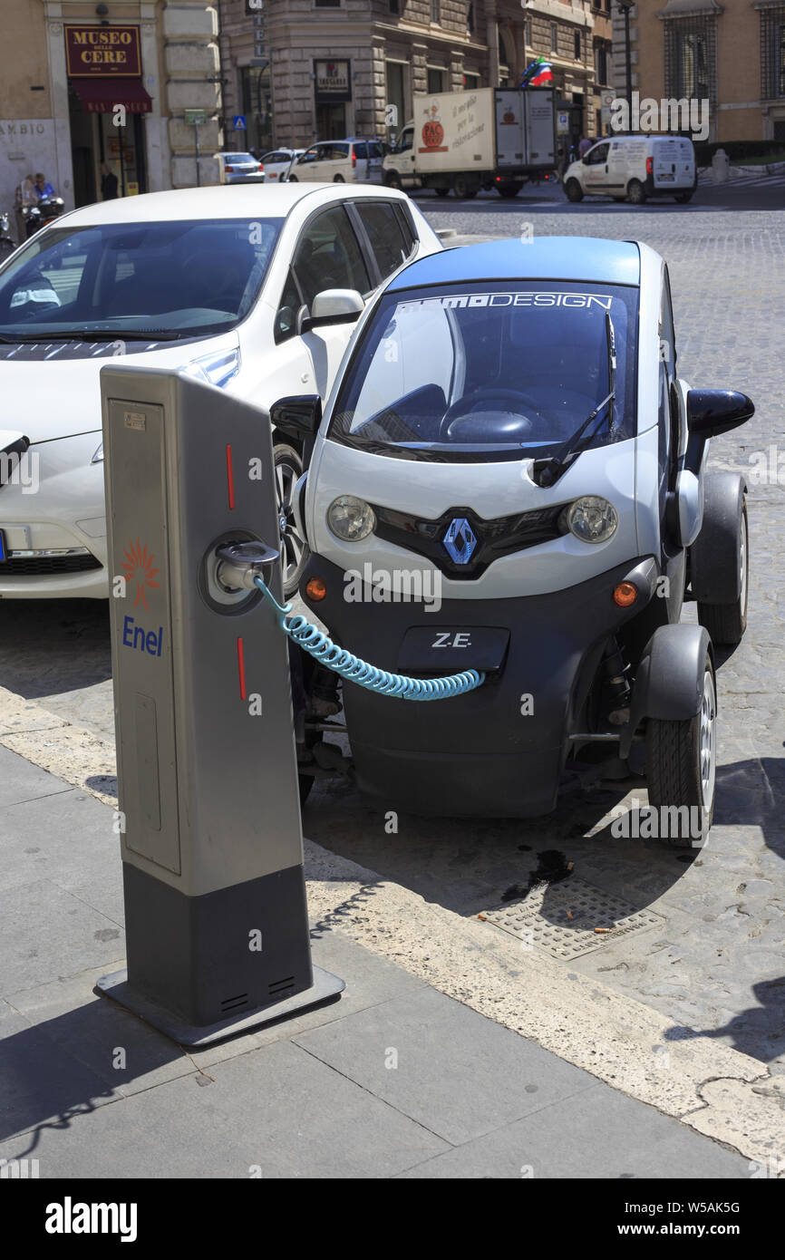 Rom, Italien, 5. September 2014: Renault Twizy Elektroauto in Rom geladen wird Stockfoto