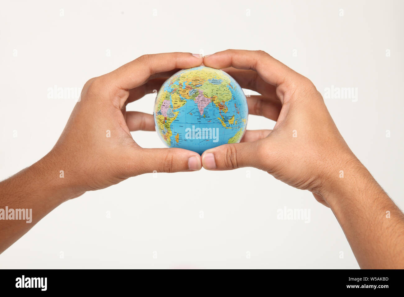 Nahaufnahme der Hand einer Person, die den Globus hält Stockfoto