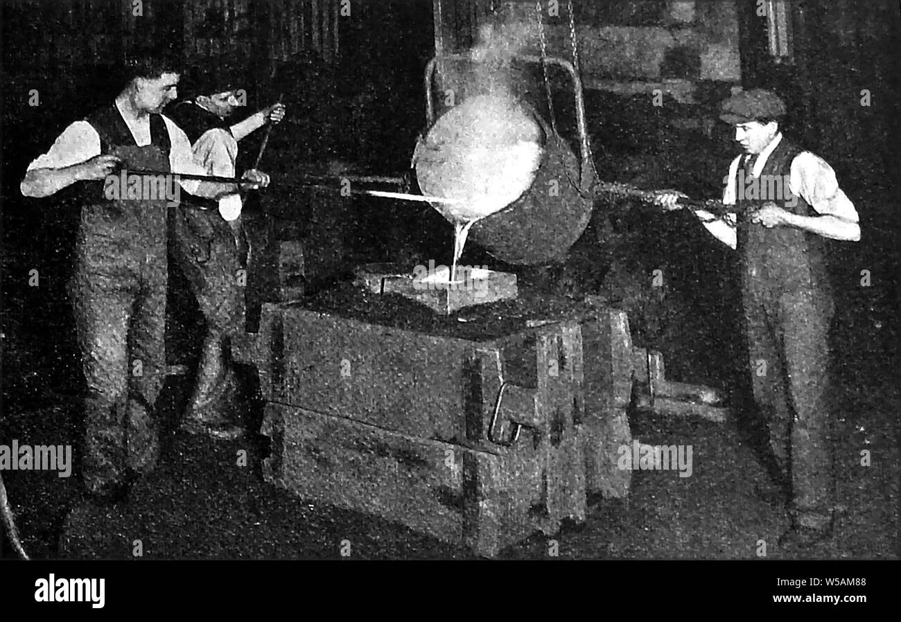 1946 - britische Arbeiter gießt geschmolzenes Metall - Verhüttung ein 91 Tonnen Masseln Stockfoto
