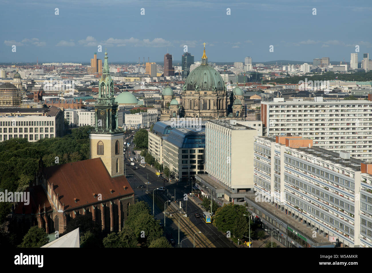 Blick auf Berlin Vom Alexanderplatz West Richtung Zentrum, die in der Kirche St. Mary (links) und der Berliner Dom Kirche mit ihrer Kuppel (Mitte). Stockfoto